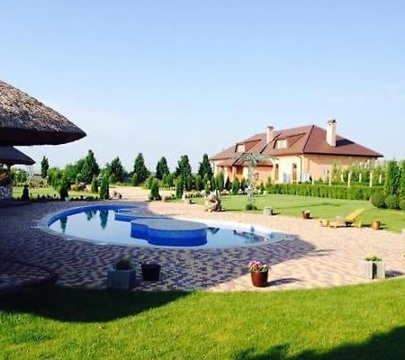 Maetok Country Club Hotel Petrove Ngoại thất bức ảnh