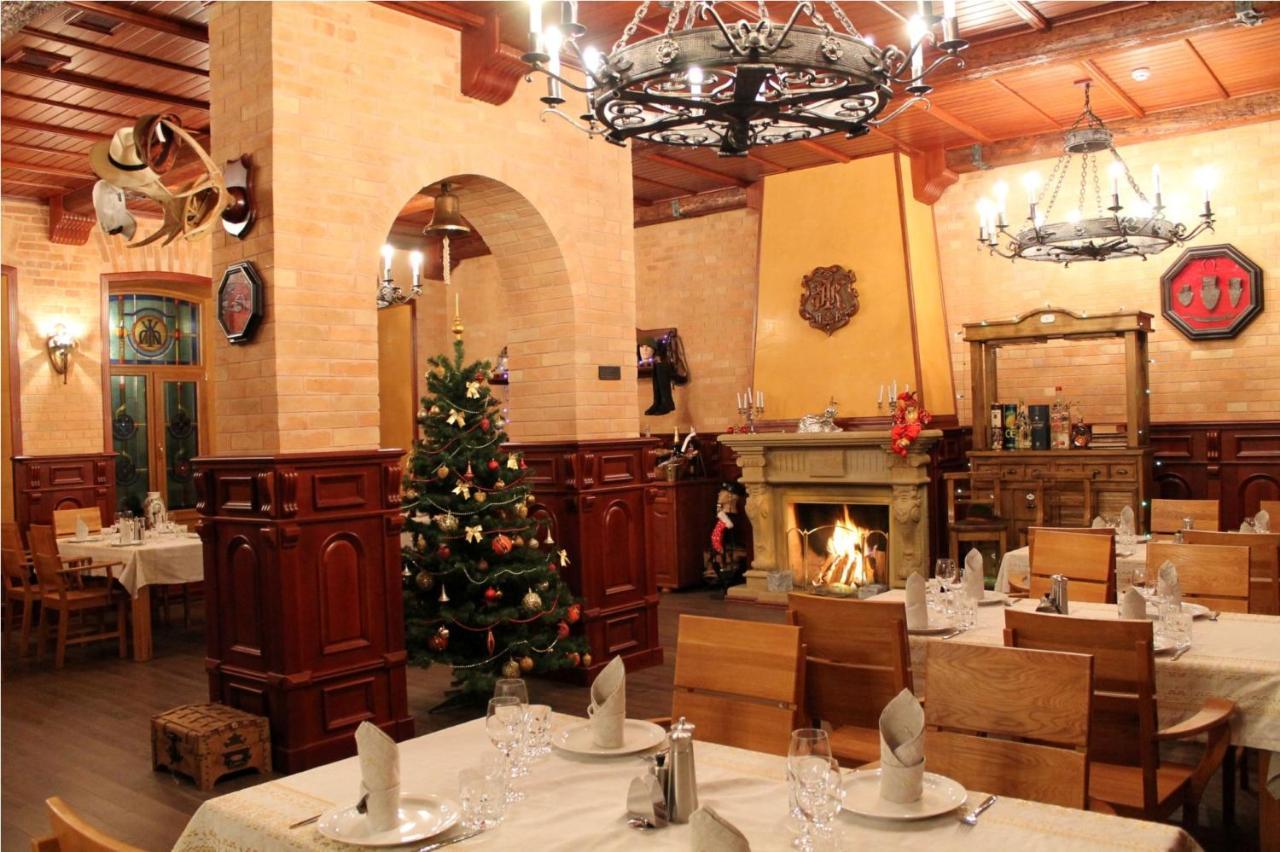 Maetok Country Club Hotel Petrove Ngoại thất bức ảnh